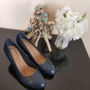 Clarks Artisan Women dark blue pumps Size 7.5